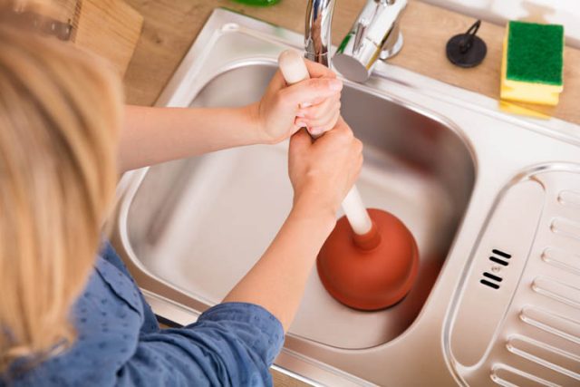 Как быстро прочистить засор в домашних условиях: самые эффективные методы